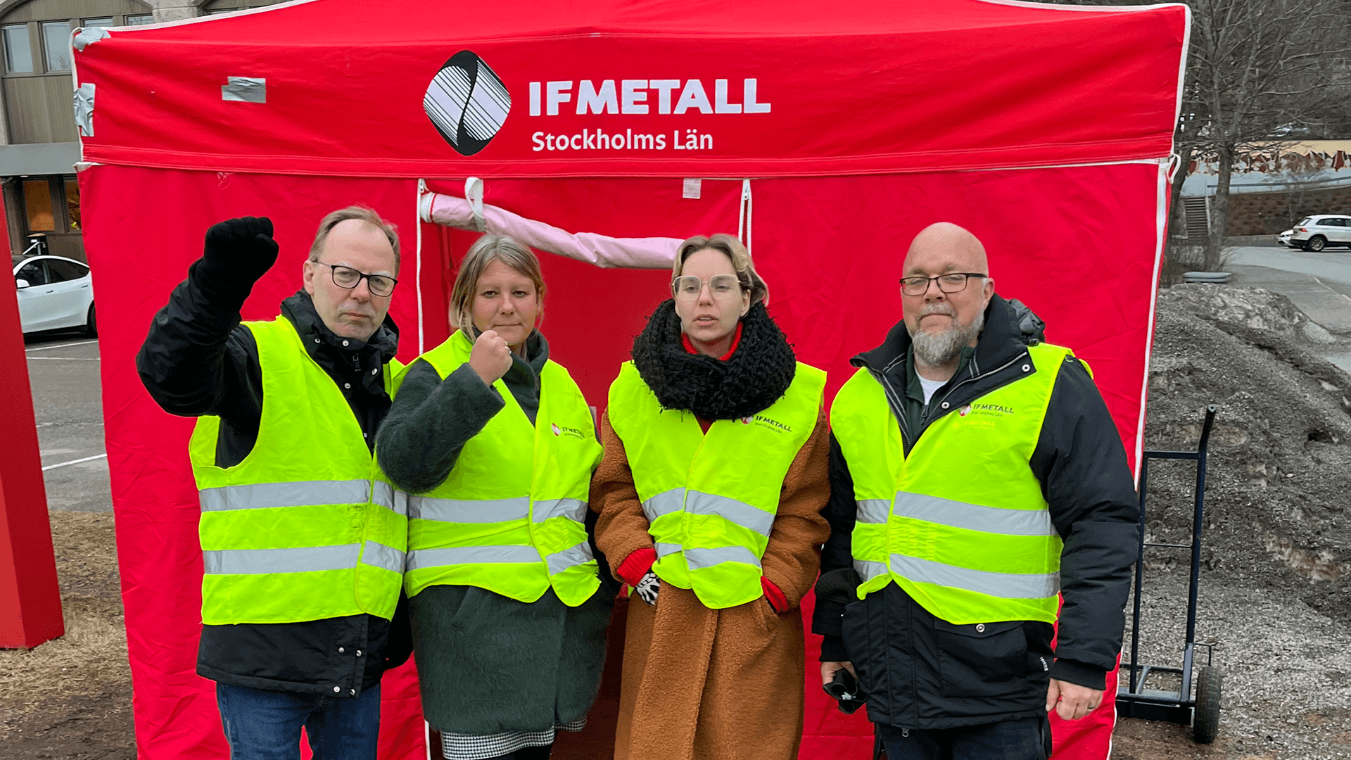 Bild på fyra personer i gula reflexvästar framför rätt tält med texten IF Metall Stockholms län.