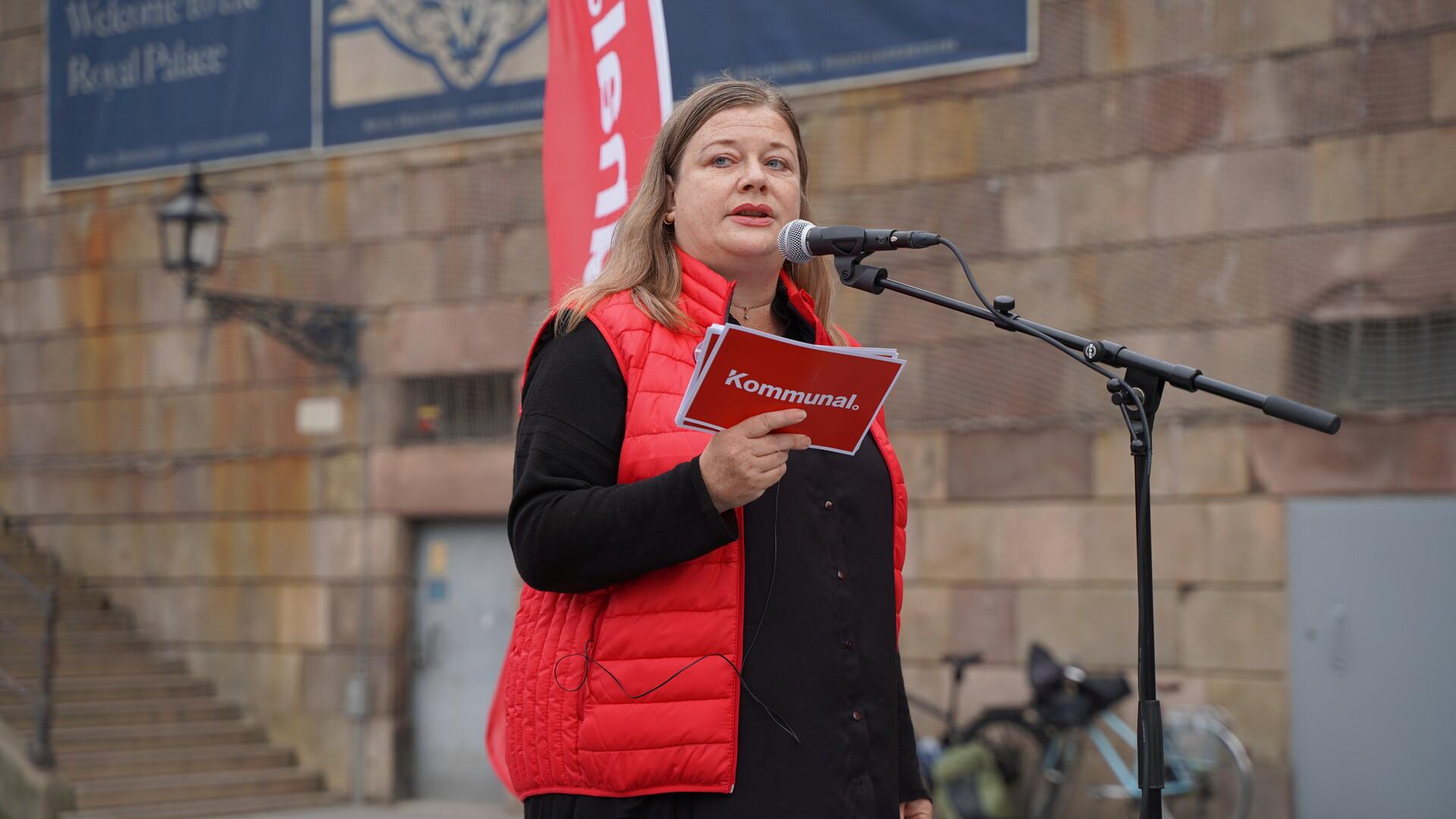 Malin Ragnegård talar på Mynttorget.