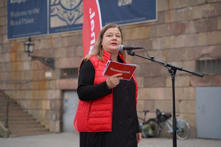 Malin Ragnegård talar på Mynttorget.